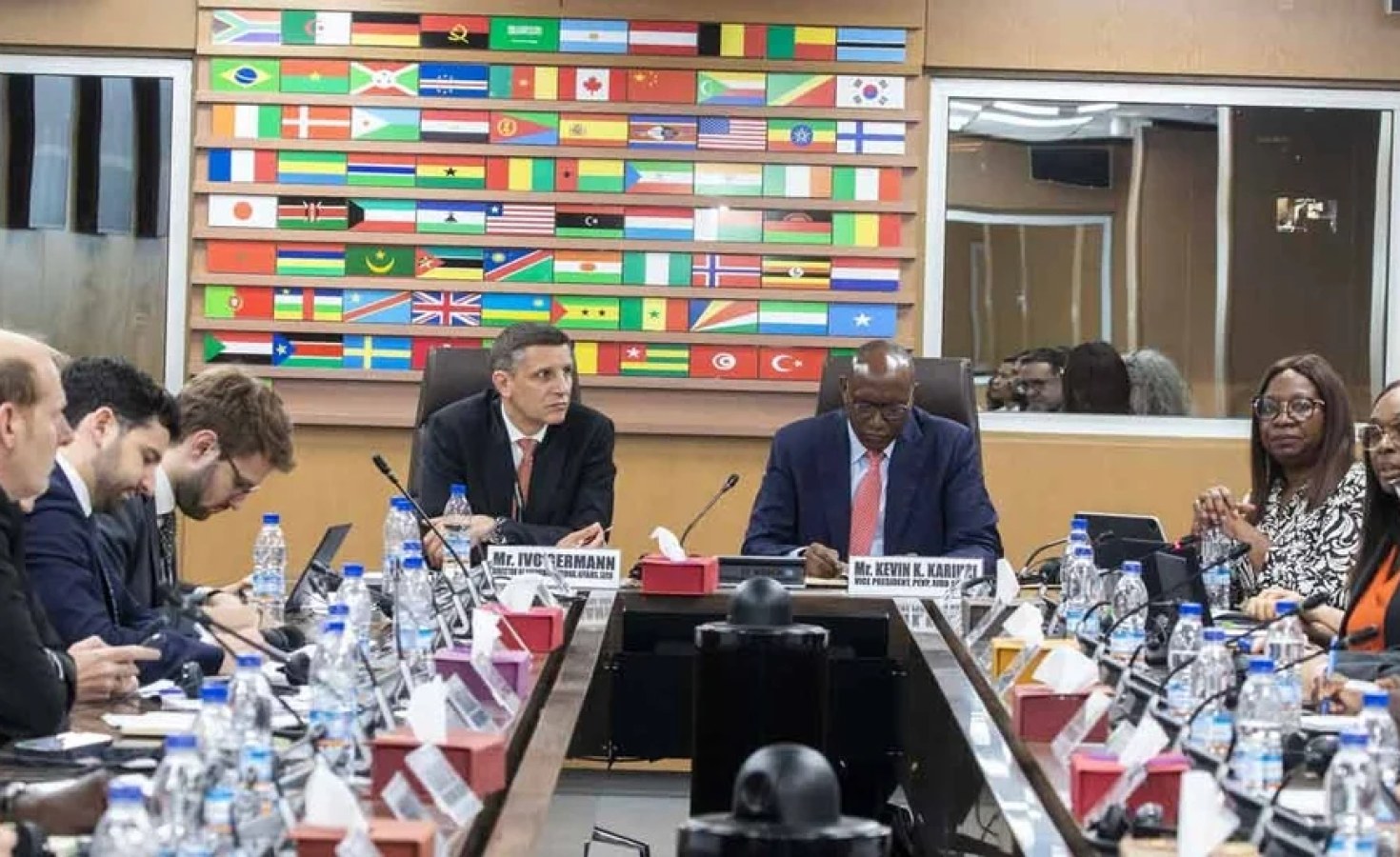 Миллиардная сделка: встреча руководства Африканского банка развития (African Development Bank) со швейцарской экономической делегацией (Schweizer Wirtschaftsdelegation — объединённая делегация представителей правительства и деловых кругов Швейцарии) в июне 2024 года.