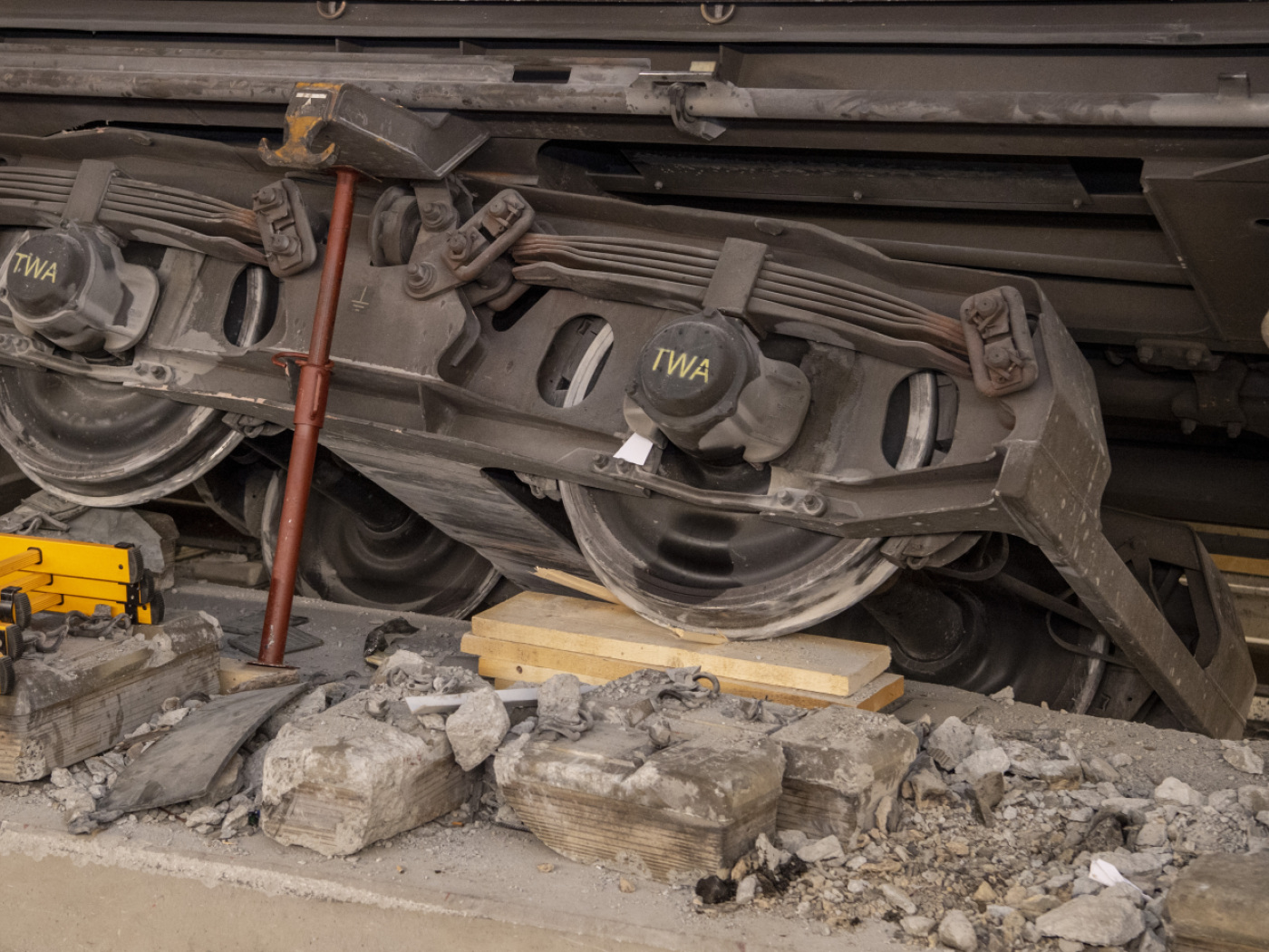ruote del treno deragliato nel gottardo nel 2023