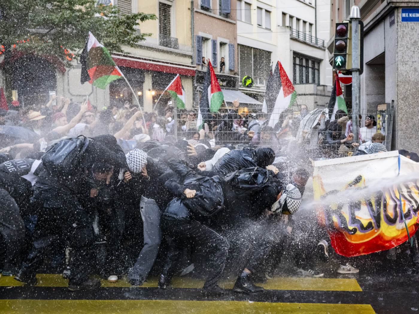 Hundreds attend pro-Israel and pro-Palestine rally in Lausanne