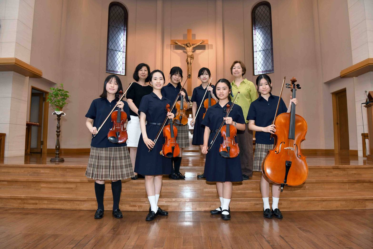 学校ではアンサンブル部に所属（前列右から2人目）。「音楽の力で平和を訴えていきたい」という