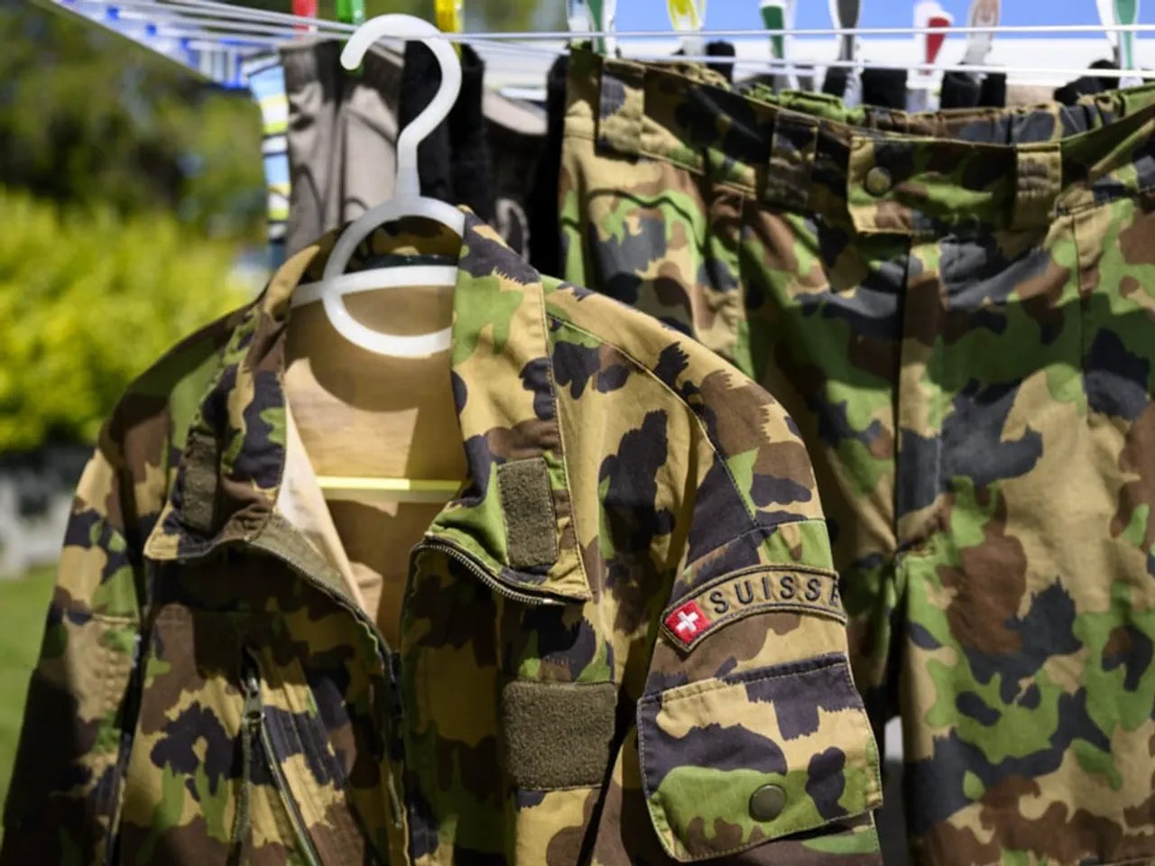 Uniformes suisses suspendus pour le séchage