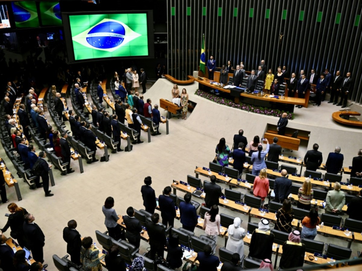 Anistia em Debate: Câmara Aprova Urgência para Projeto que Pode Reduzir Penas Relacionadas ao 8 de Janeiro