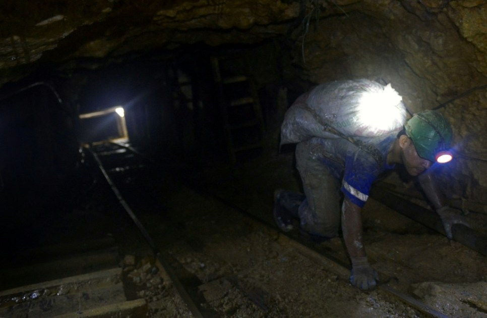 Un derrumbe en una mina de oro en Colombia deja atrapados a 25 operarios - SWI swissinfo.ch