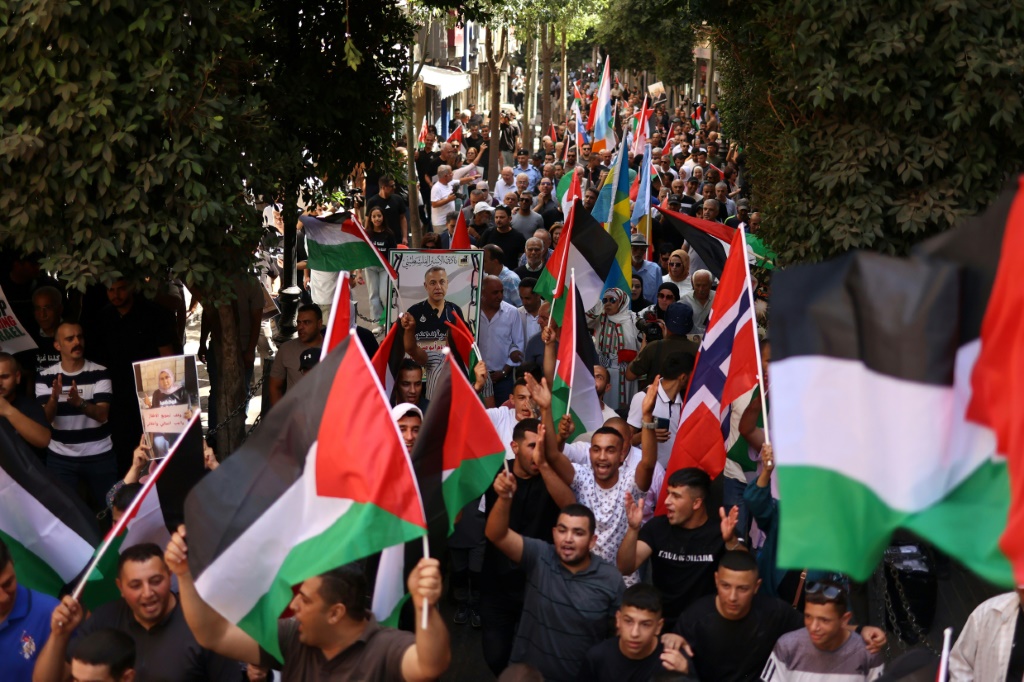 فلسطينيون في الضفة الغربية يحتفلون باعتراف بلدان غربية بدولة فلسطين