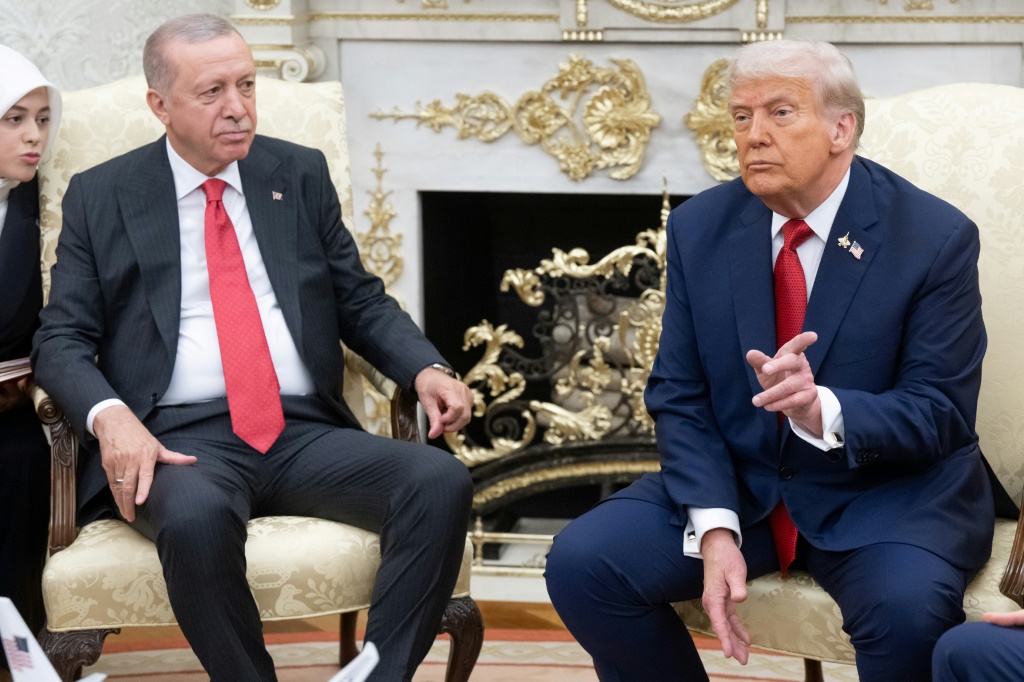 ترامب يحضّ إردوغان على وقف شراء النفط الروسي