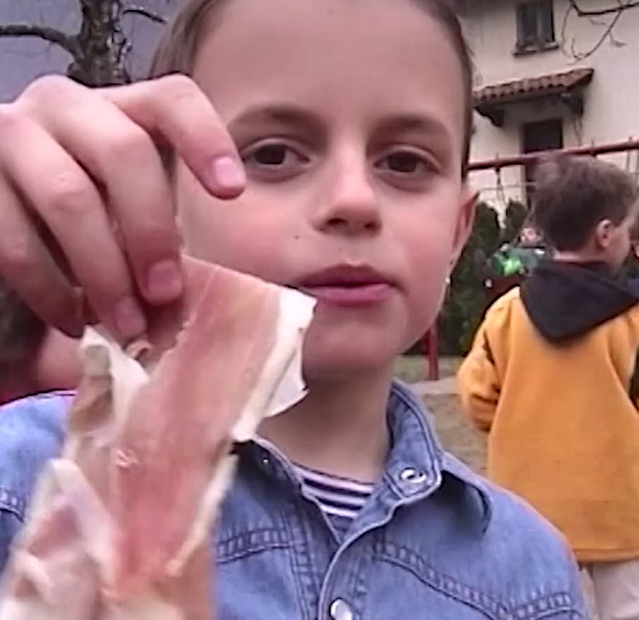 bambino con fetta di prosciutto