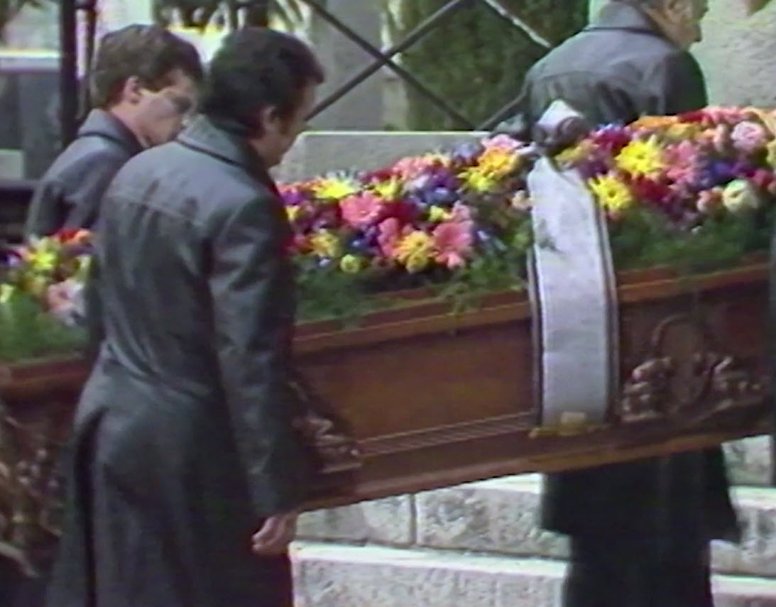 Uomini che portano una bara