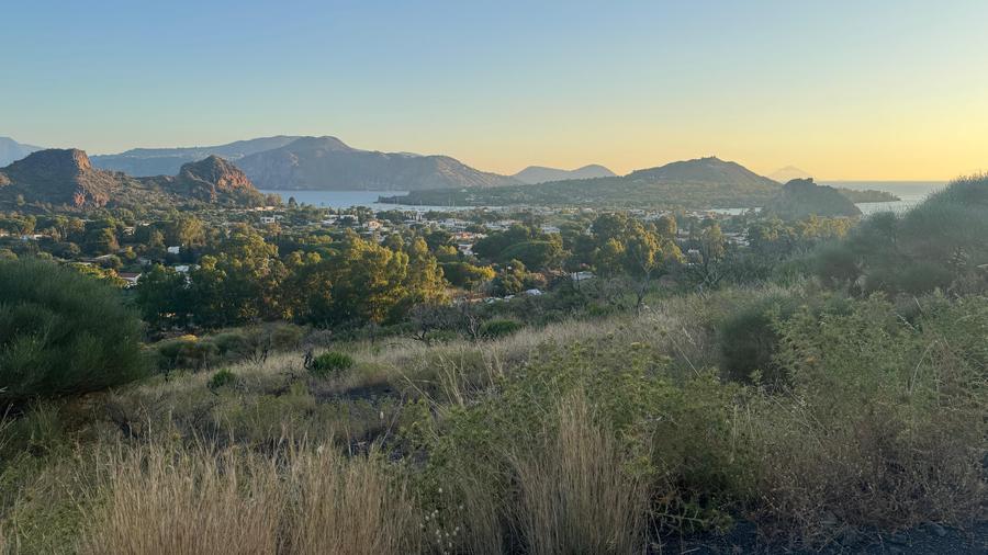 La partie basse de l’île de Vulcano à l’aube.
