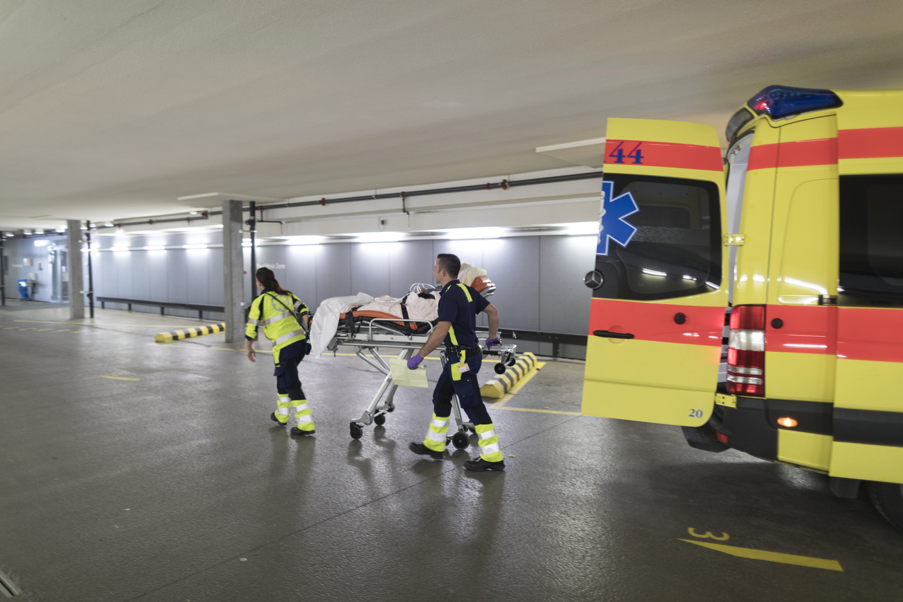 soccorritori escono da un'ambulanza