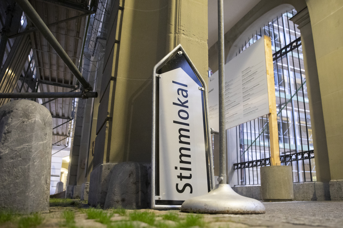 Cartello con scritta Stimmlokal appoggiato a un muro.