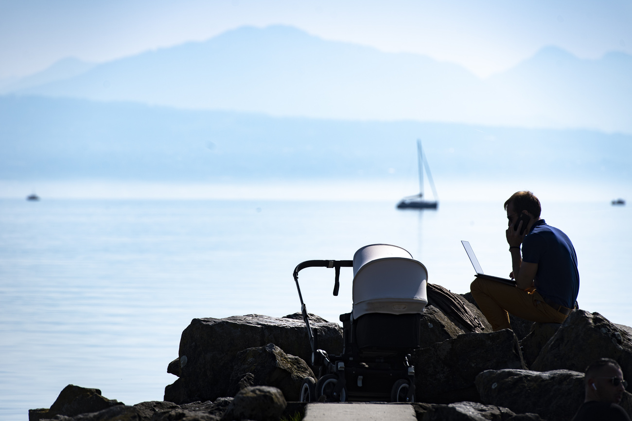 Uomo al telefono in riva a un lago