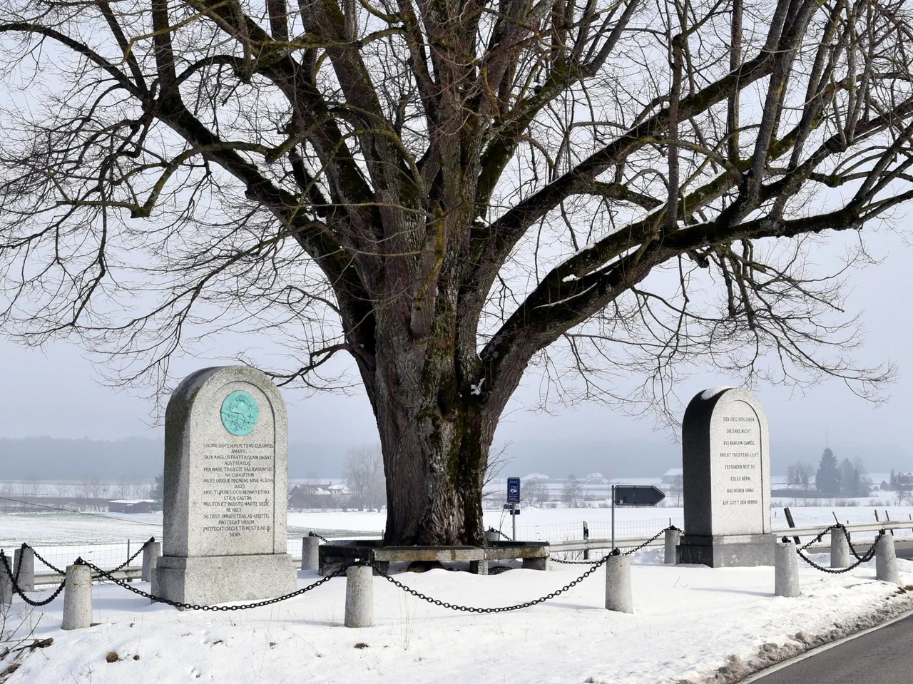 Das Denkmal in Fraubrunnen BE, links, erinnert an die gefallenen Berner im Kampf gegen die Gugler 1375.