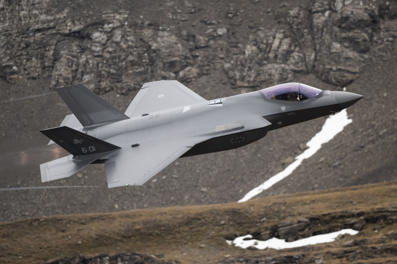 An F-35 in flight in the Bernese Alps, during a parade in 2022.