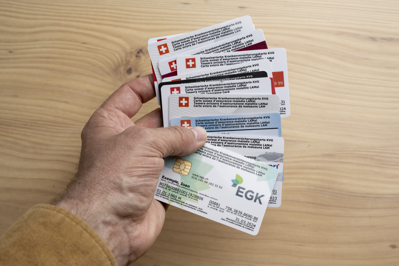 Main tenant des cartes d'assurance maladie