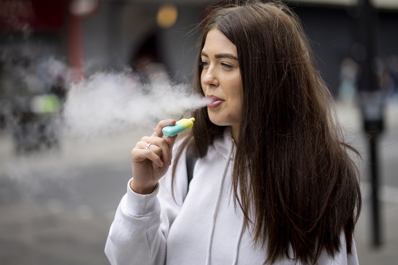 Ragazza fuma una puff