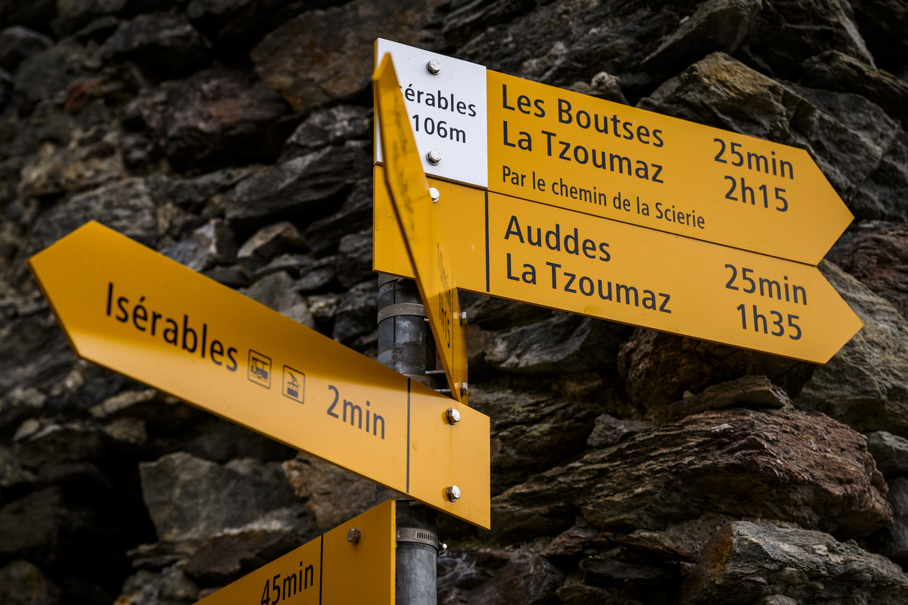 The hiking signposts always give you an indication of how far you still have to go to reach your destination – not counting breaks.