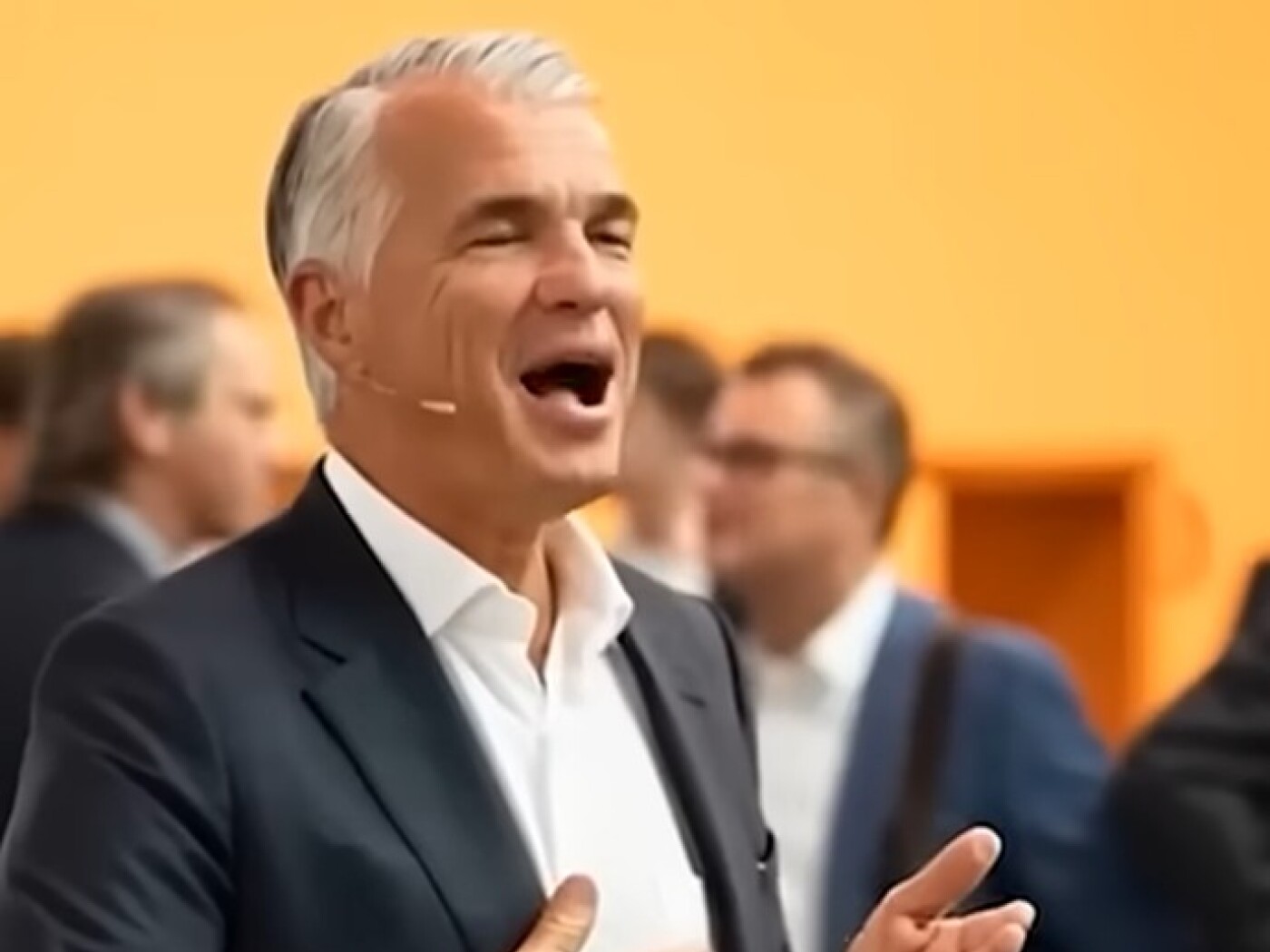 keyframe del video fake nel quale canta sergio ermotti