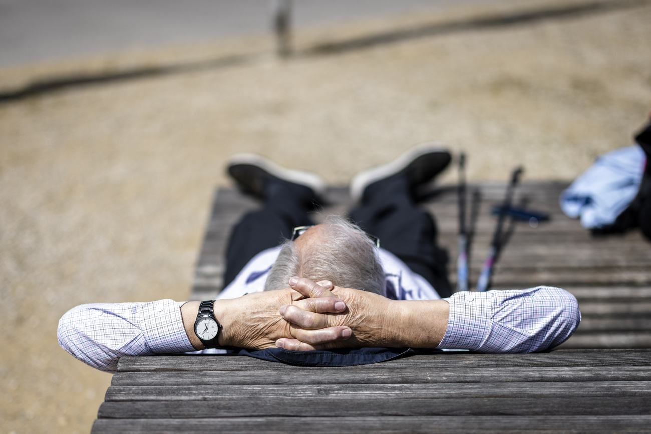 un homme âgé couché sur une chaise longue