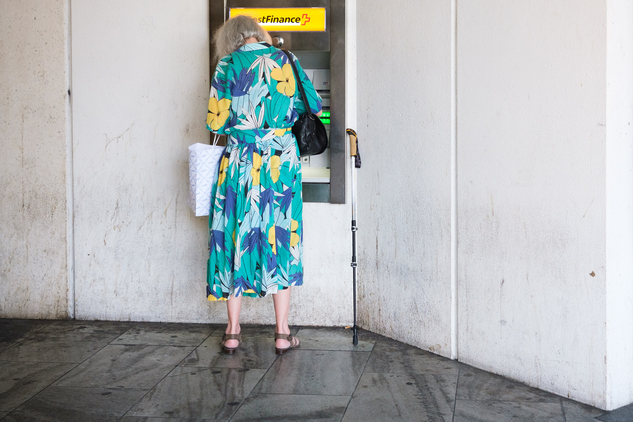 Eine aeltere Frau bezieht Geld an einem Postomaten, fotografiert am 20. Juli 2024 in Dietikon.