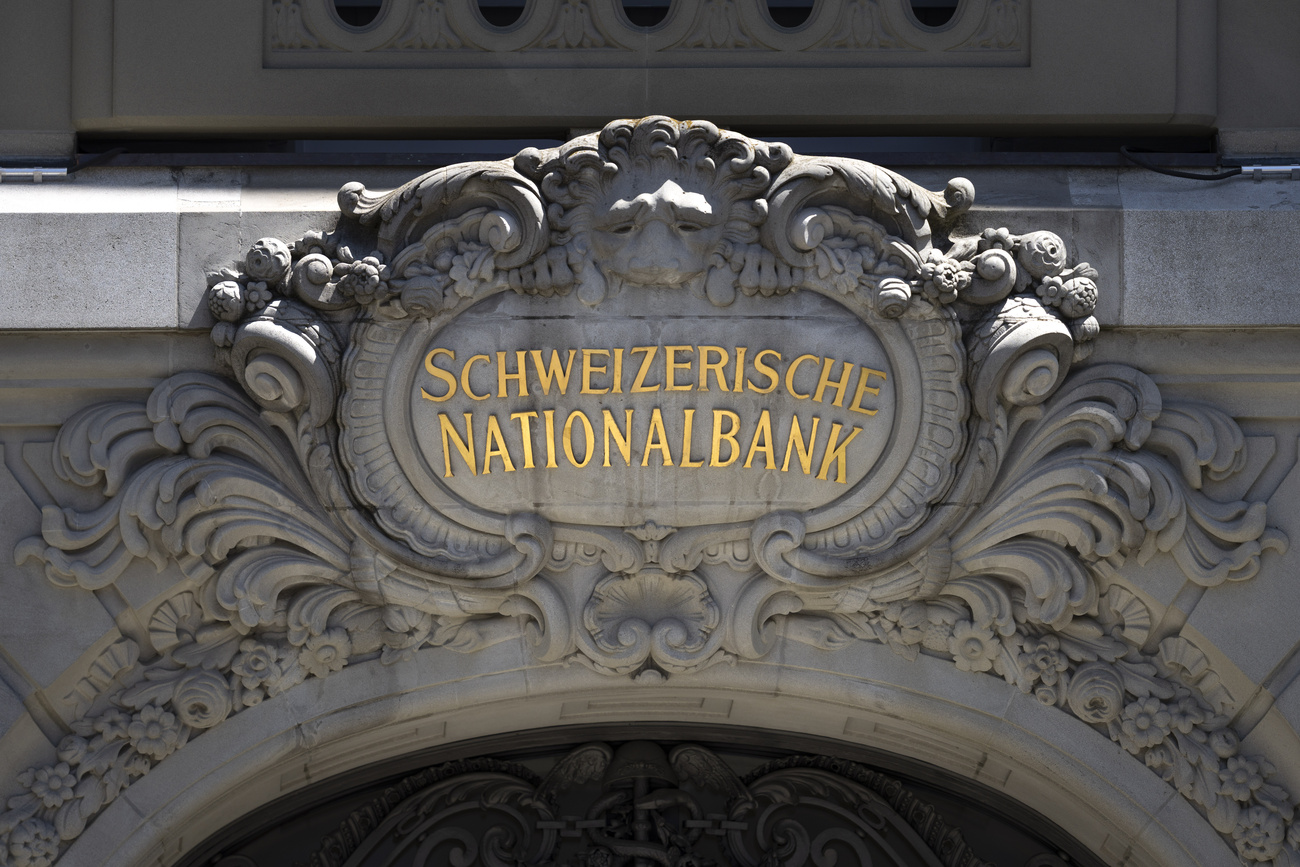Schriftzug der Schweizerischen Nationalbank in Gold auf Sandstein über einer Eingangstür