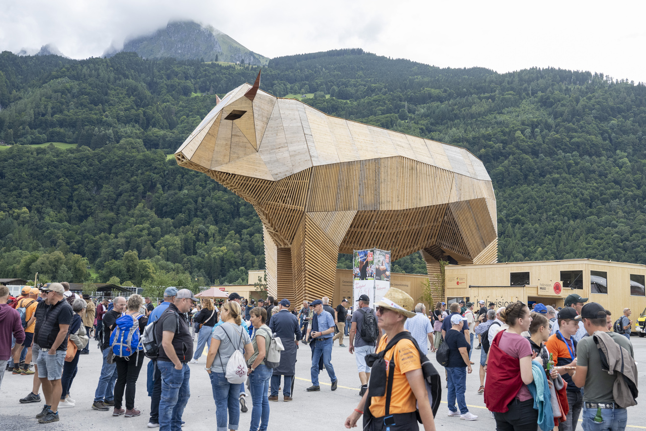 Ein 21 Meter hoher Stier aus Holz, davor stehen Menschen