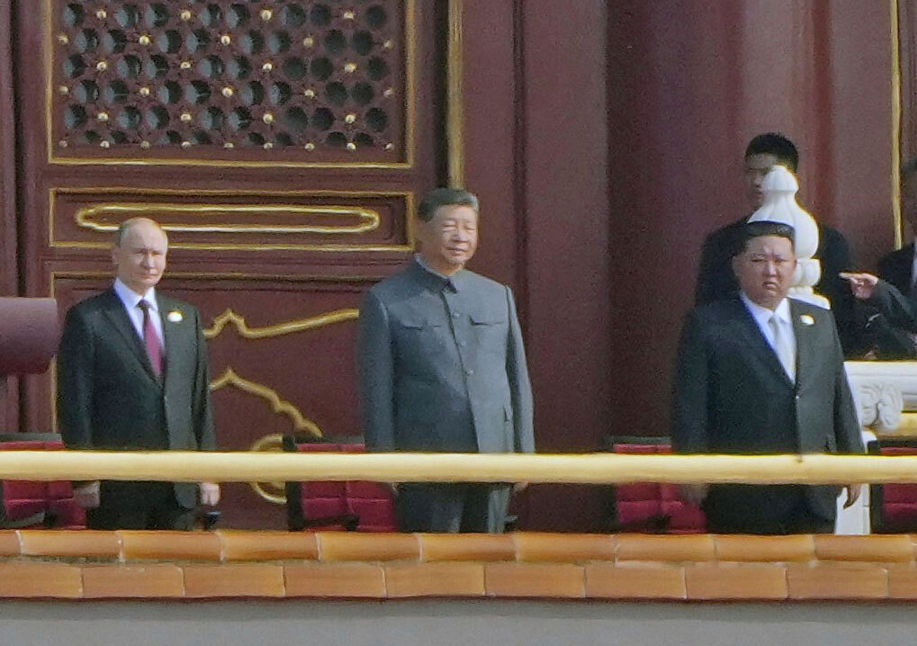 从左至右：俄罗斯总统普京、中国国家主席习近平和朝鲜领导人金正恩，出席在中国北京举行的纪念世界反法西斯战争胜利80周年阅兵式。