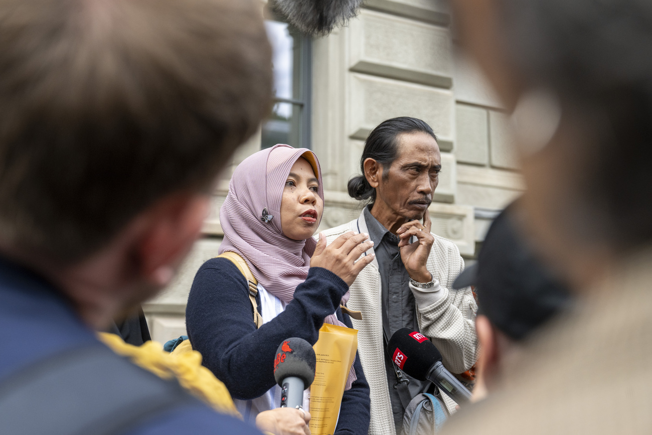 due indonesiani parlano alla stampa