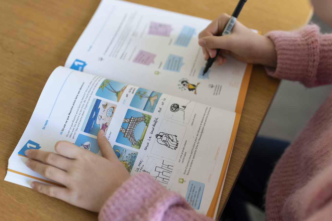 bambino scrive in libro di scuola di esercizi