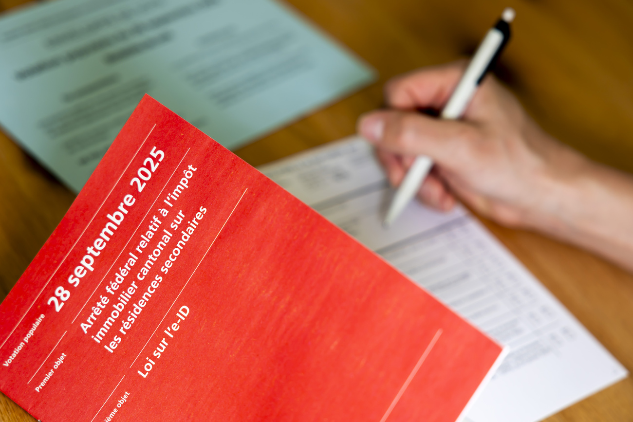 Main remplissant un bulletin de vote