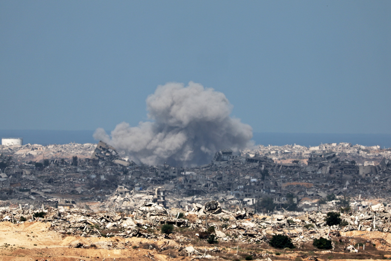 colonna di fumo sopra gaza