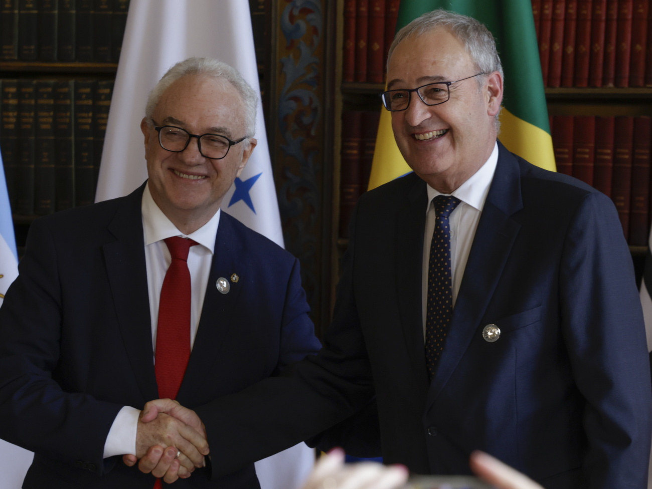 Swiss Economics Minister Guy Parmelin (right) and Uruguayan Foreign Minister Mario Lubetkin at the signing of the free trade agreement in Rio de Janeiro on September 16.