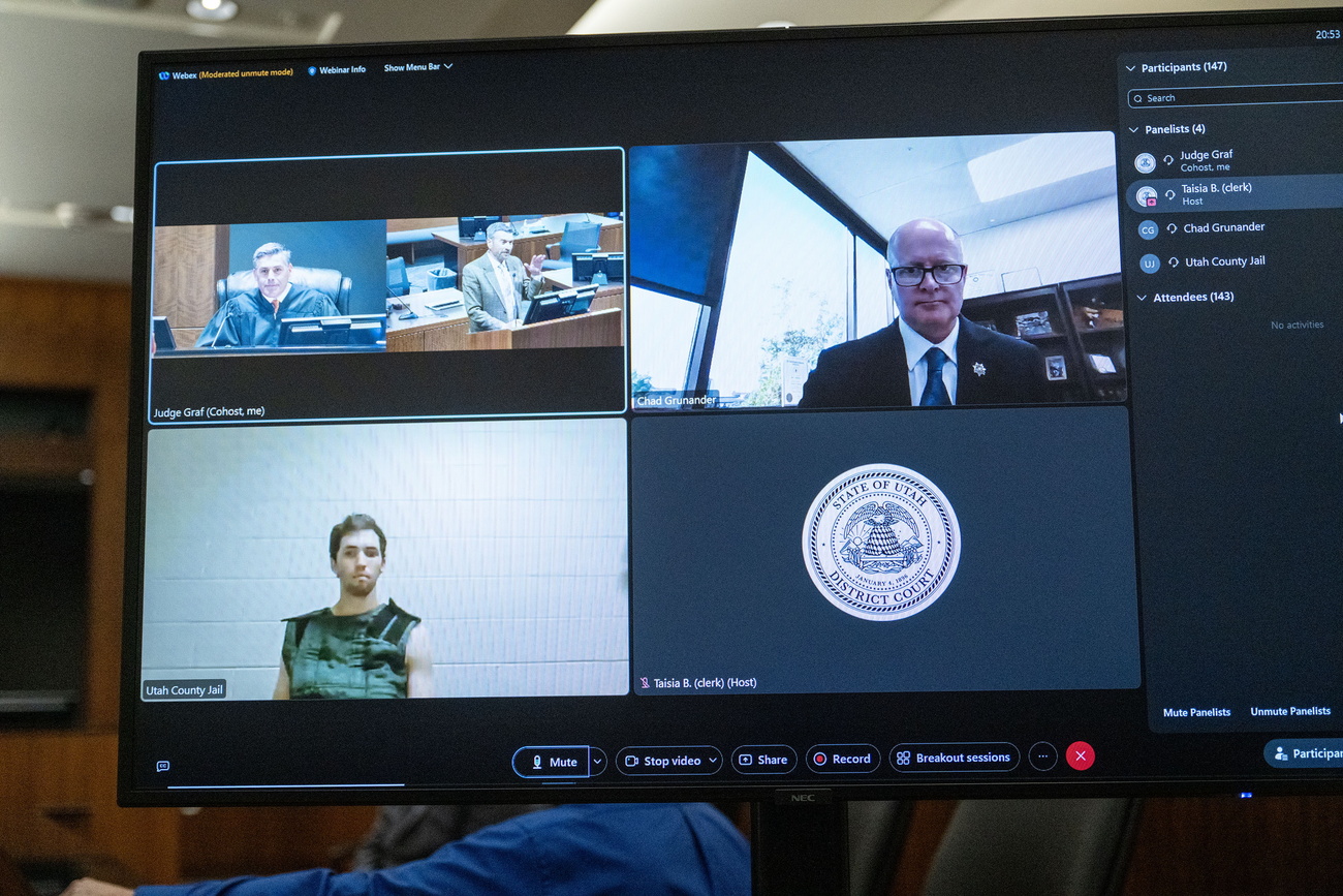 schermata collegamento video tribunale con prigione