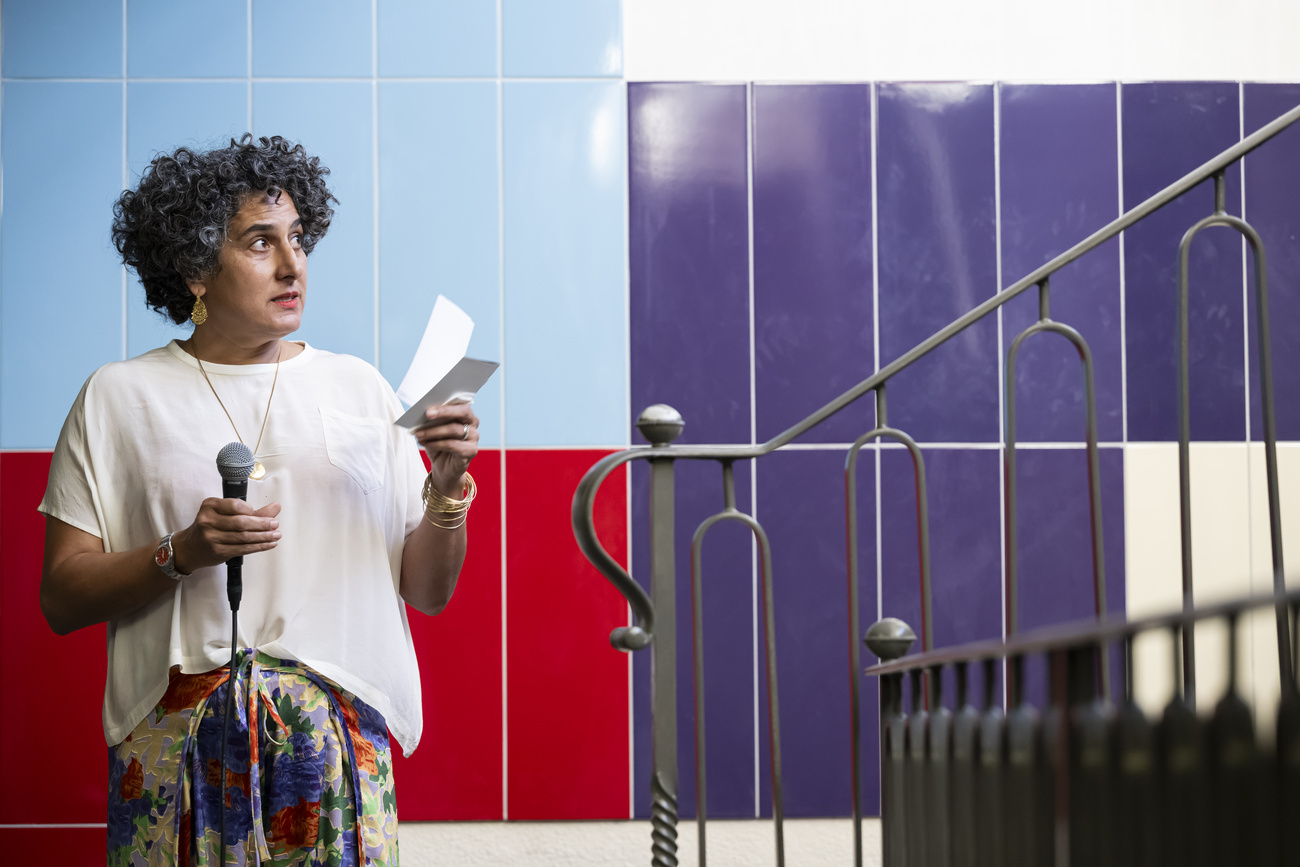 Eine Frau vor einer Wand