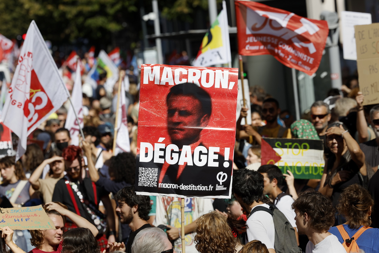 manifestante con cartello MACRON DéGAGE