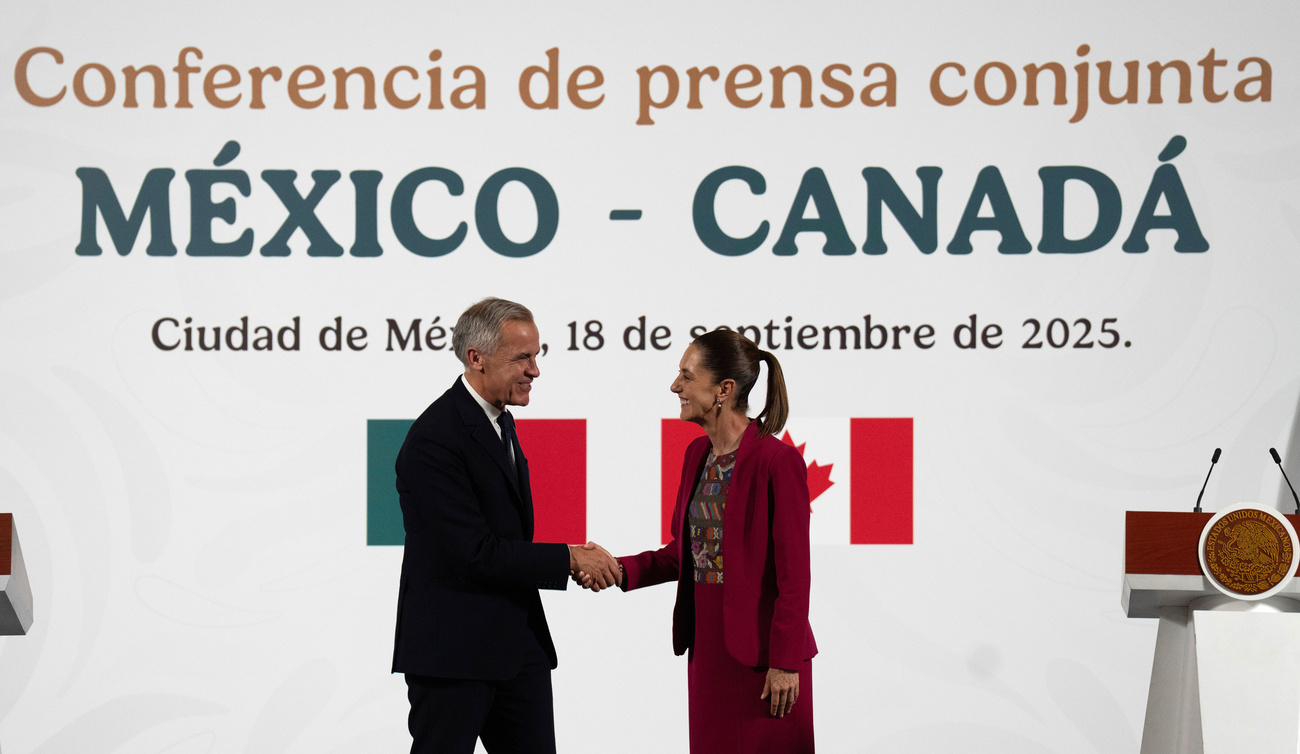 El primer ministro de Canadá, Mark Carney, y la presidenta de México, Claudia Sheinbaum, se estrechan las manos tras una conferencia de prensa conjunta en el Palacio Nacional de Ciudad de México.