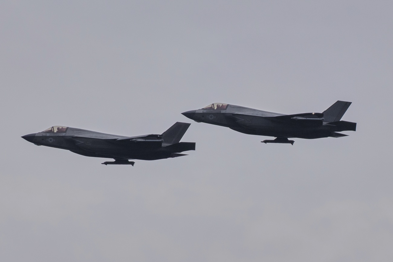 due aerei f-35 in volo