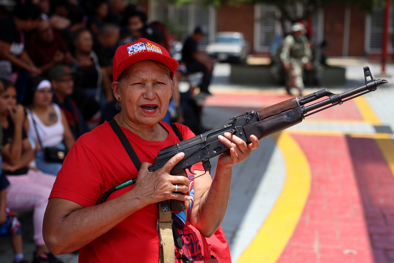 Personas reciben instrucción militar de las Fuerzas Armadas Nacionales Bolivarianas (FANB) de Venezuela en Caracas.
