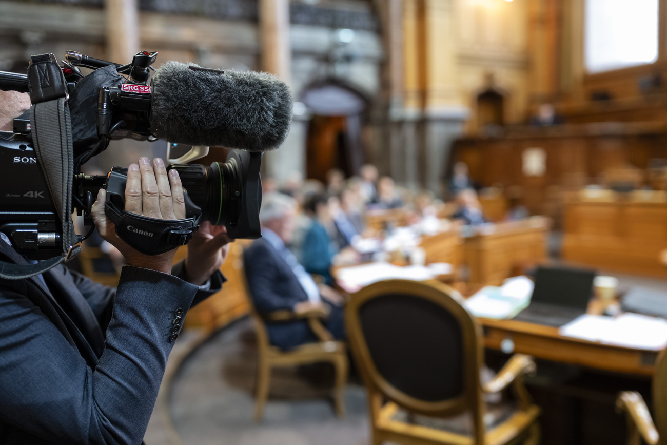 cameraman nella sala del parlamento svizzero