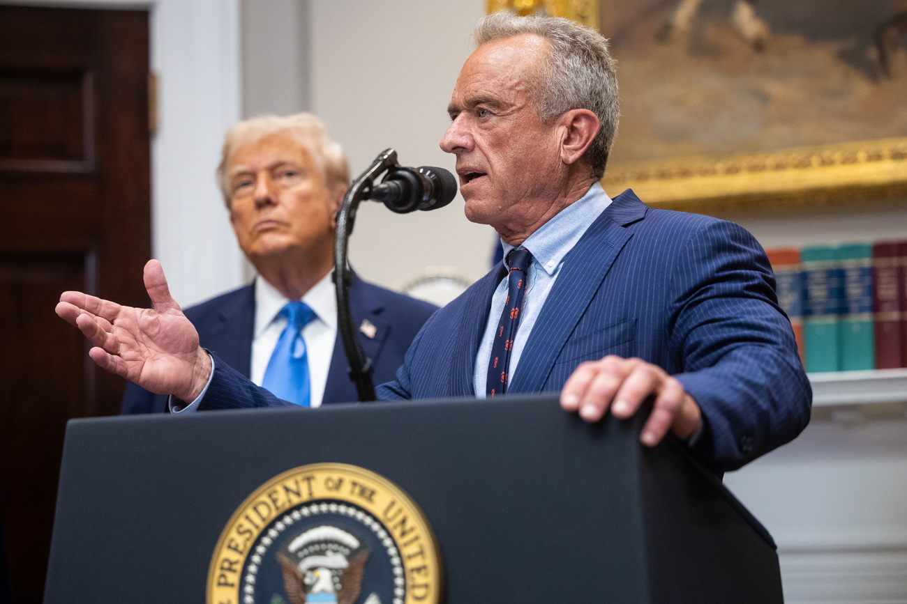 robert f kennedy jr parla mentre donald trump è in piedi accanto a lui