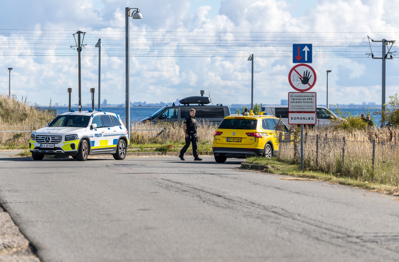 auto della polizia vicino all'aeroporto