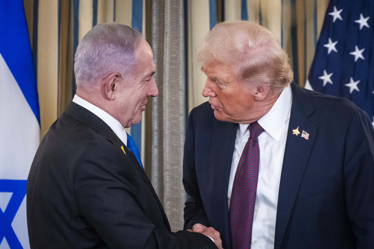 trump e netanyahu si stringono la mano