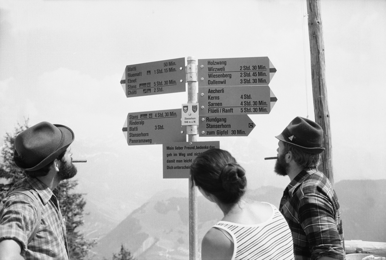 1976年6月,在斯坦瑟峰徒步旅行的人们。