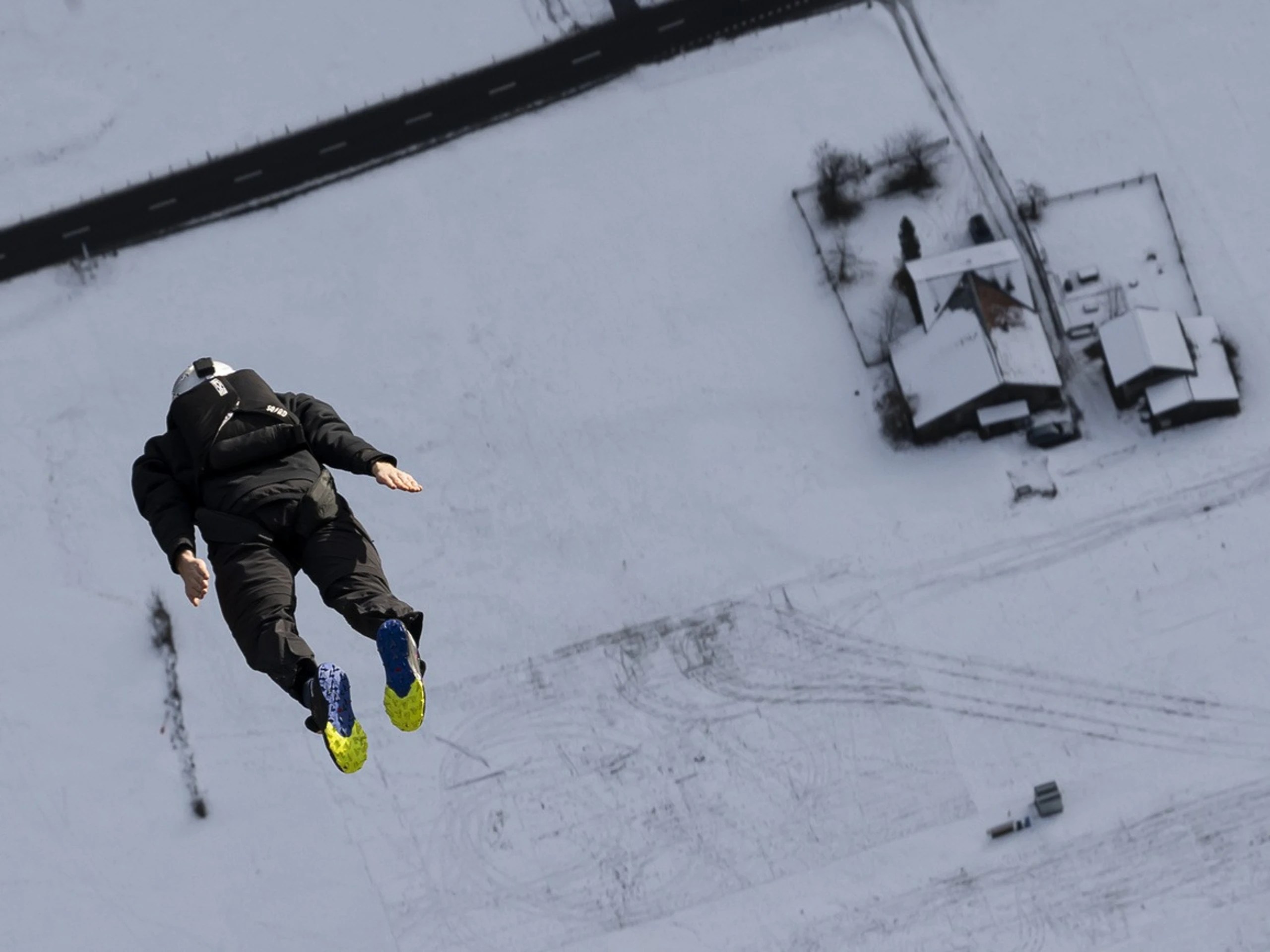 Hopefully this base jumper is well insured: A base jumper plunges down the mountain near Mürren in the Bernese Oberland.