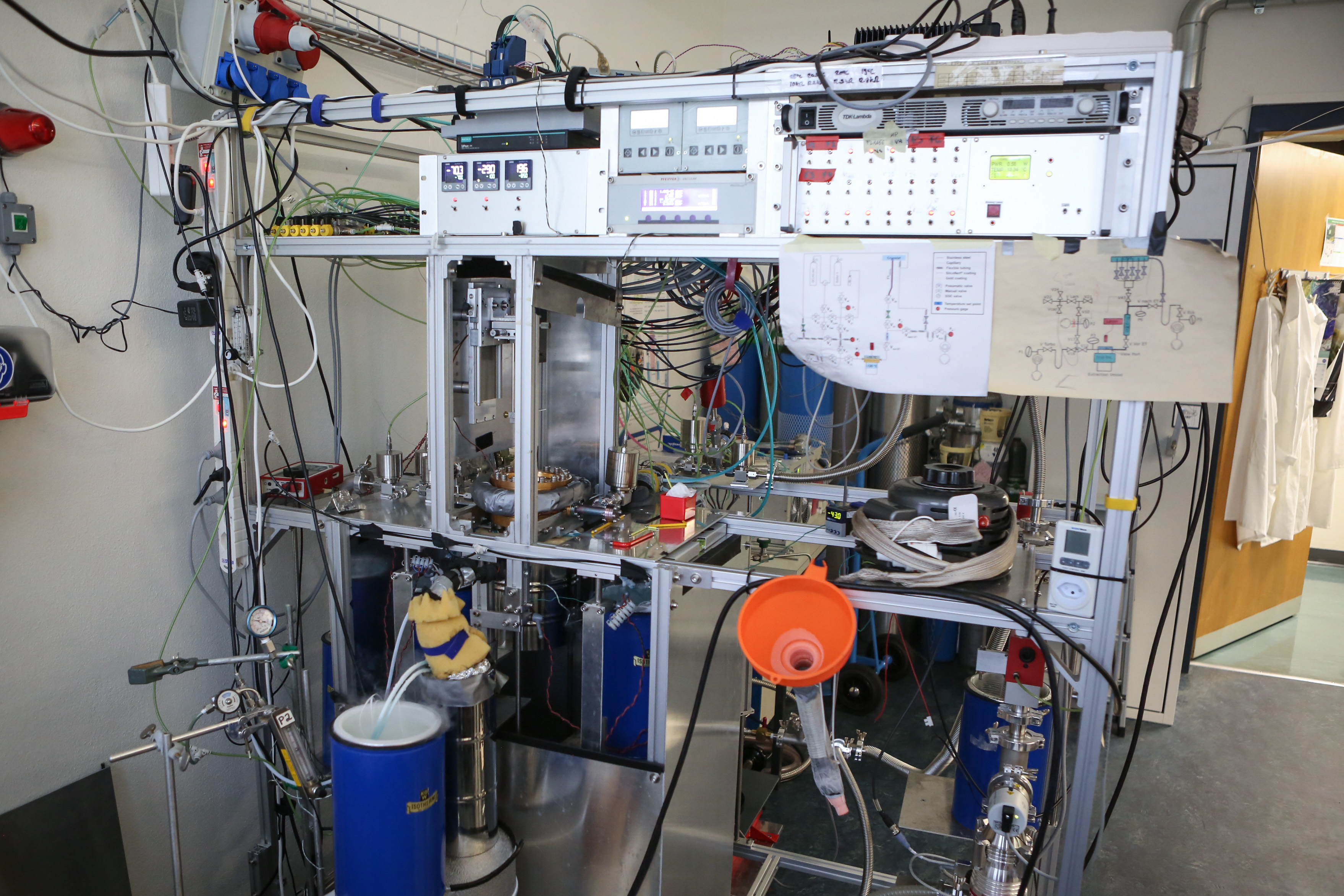 Устройство для анализа реликтового льда, разработанное в Университете Берна, не имеет аналогов в мире. Luigi Jorio / SWI swissinfo