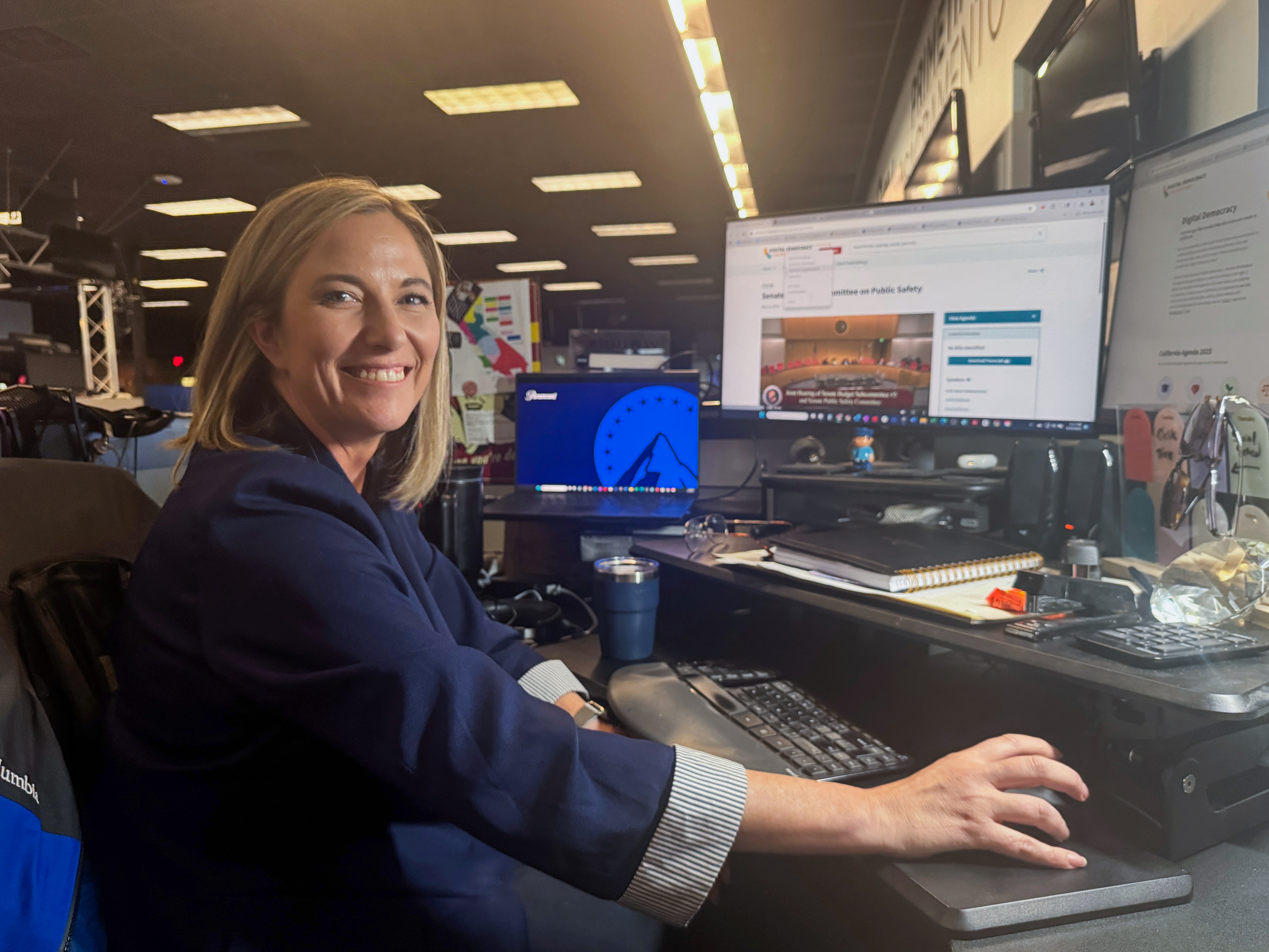 donna davanti a un computer