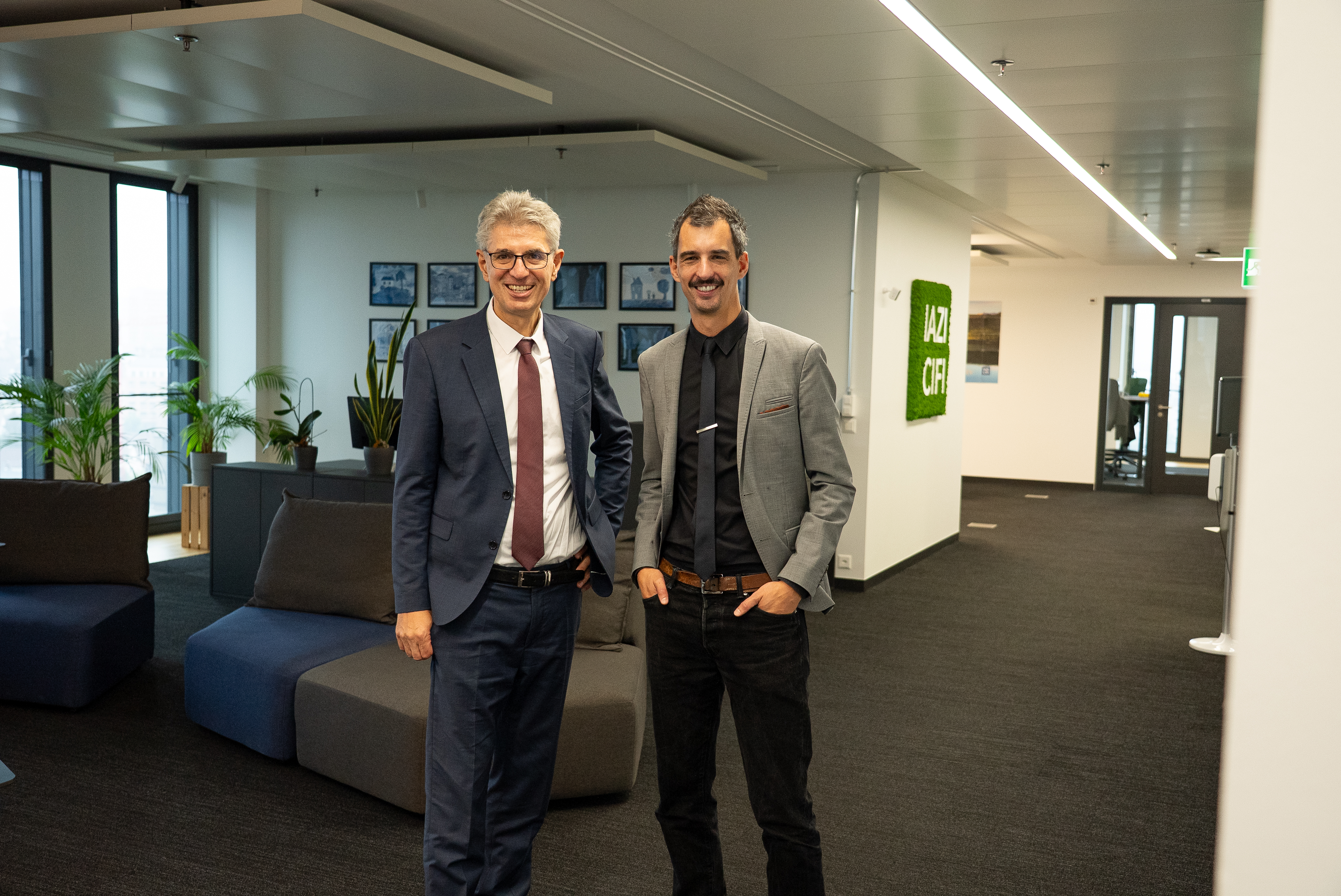 Geldcast-Moderator Fabio Canetg mit seinem Gast Donato Scognamiglio.