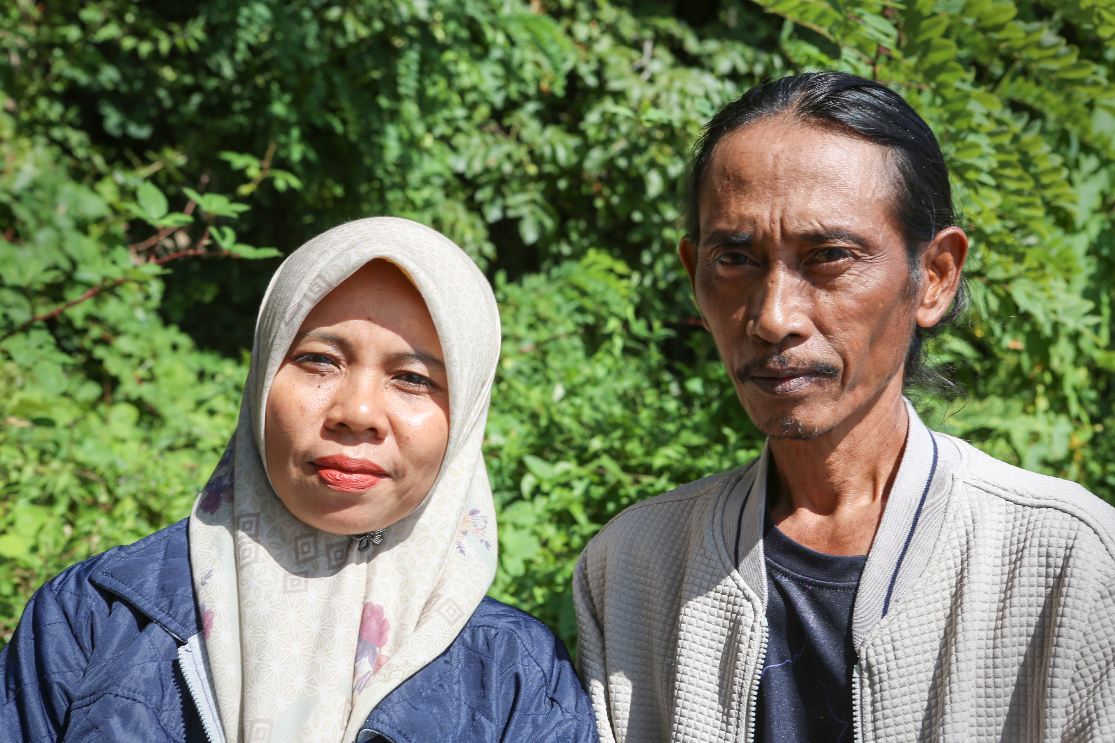 Ibu Asmania (left) and Arif Pujianto, residents of Pulau Pari in Indonesia, are asking Swiss cement producer Holcim to reduce its CO2 emissions.