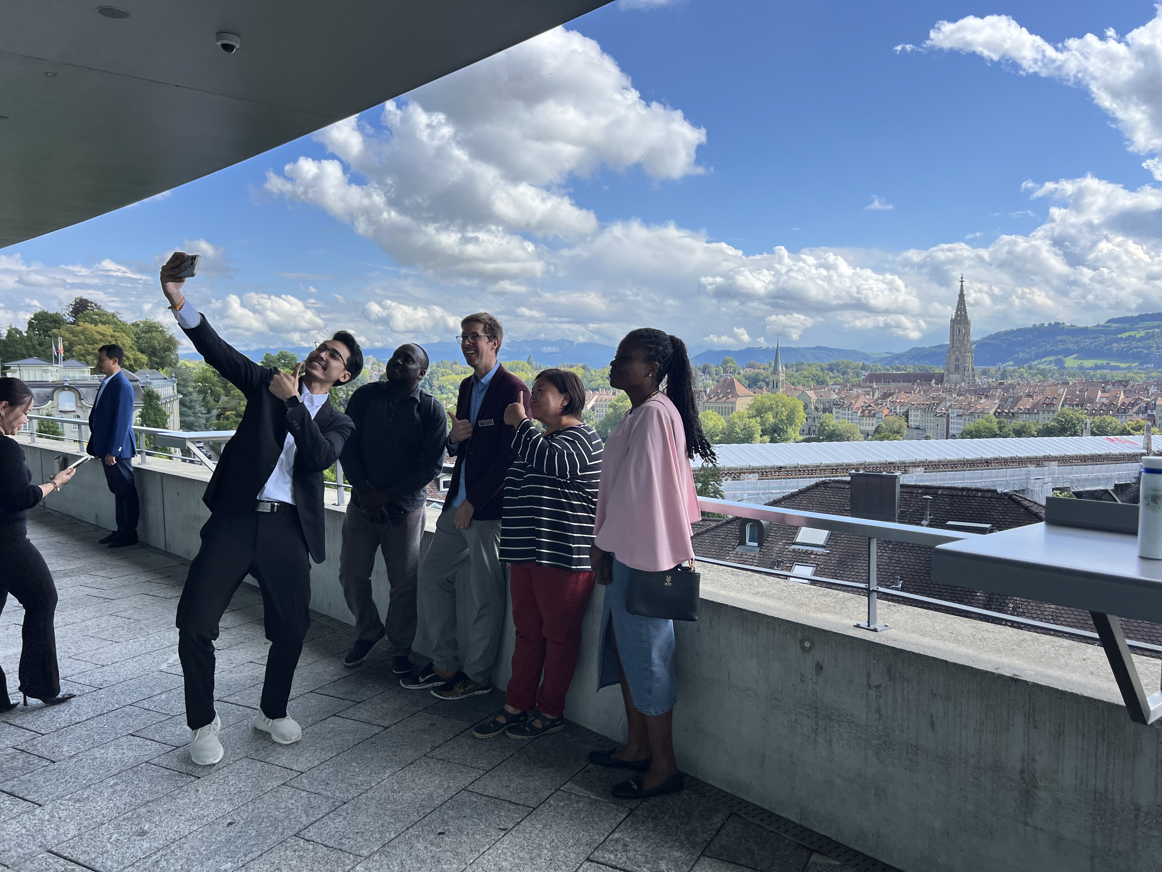 На террасе отеля и конгресс-центра Kursaal (Берн, Bern/BE) Кристоф Чеппет (Christoph Tschäppät; второй слева у ограждения) сделал паузу для селфи с группой участников конгресса. Swissinfo