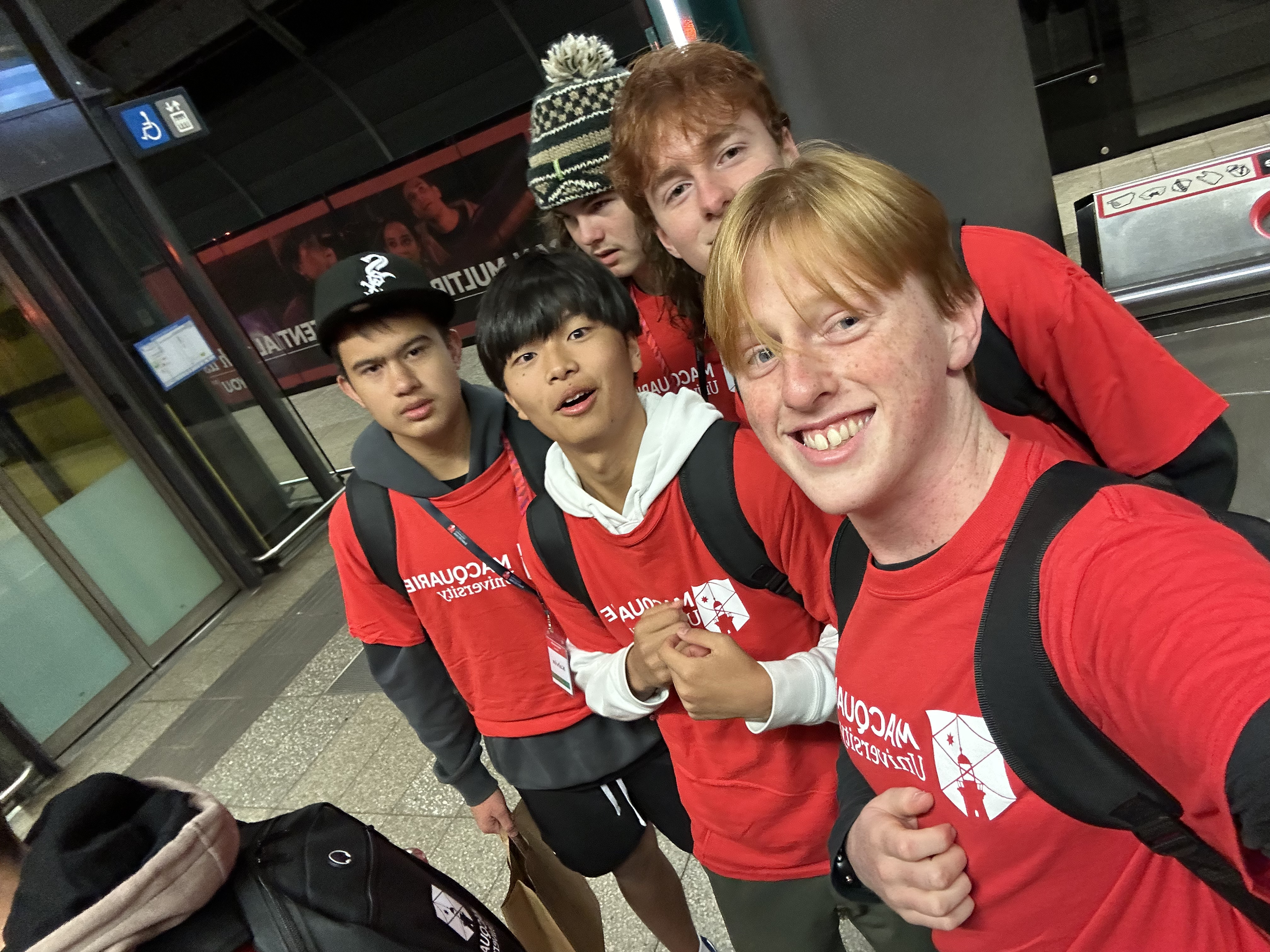 高田さん（左から2人目）は昨年、1年間オーストラリアに留学。海外の子どもたちの核や原爆に対する価値観の違いを実感したという