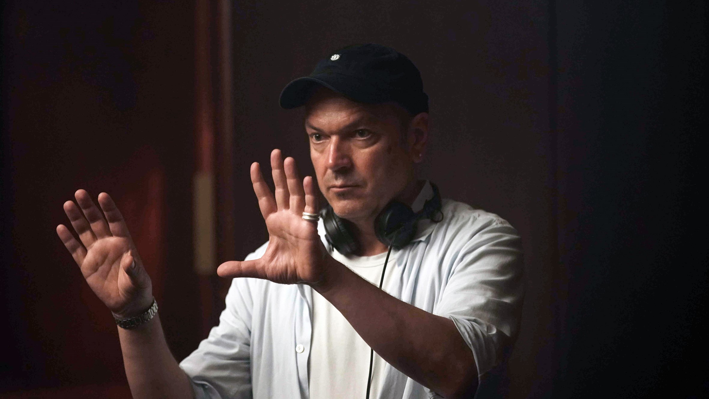 Jean-Stéphane Bron directing his first fiction series, 'The Deal'.